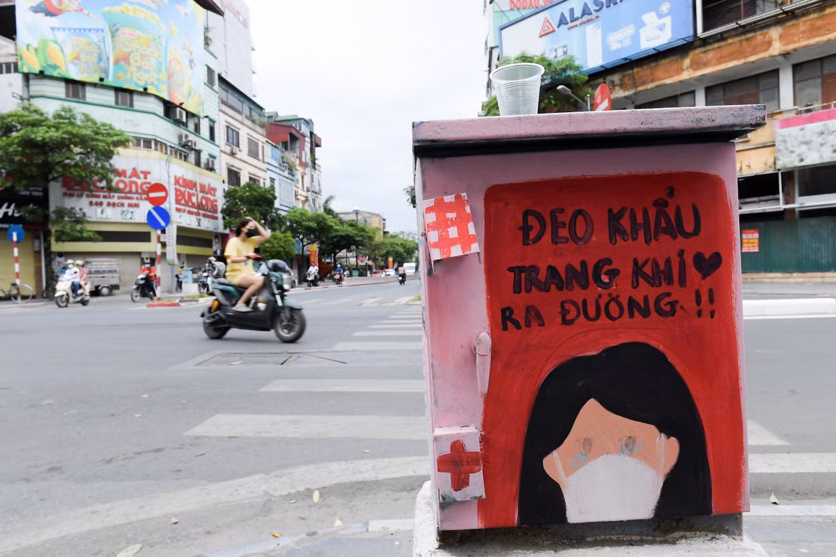 Khẩu trang là thứ không thể thiếu khi ra đường trong những ngày dịch bệnh có những diễn biến phức tạp.