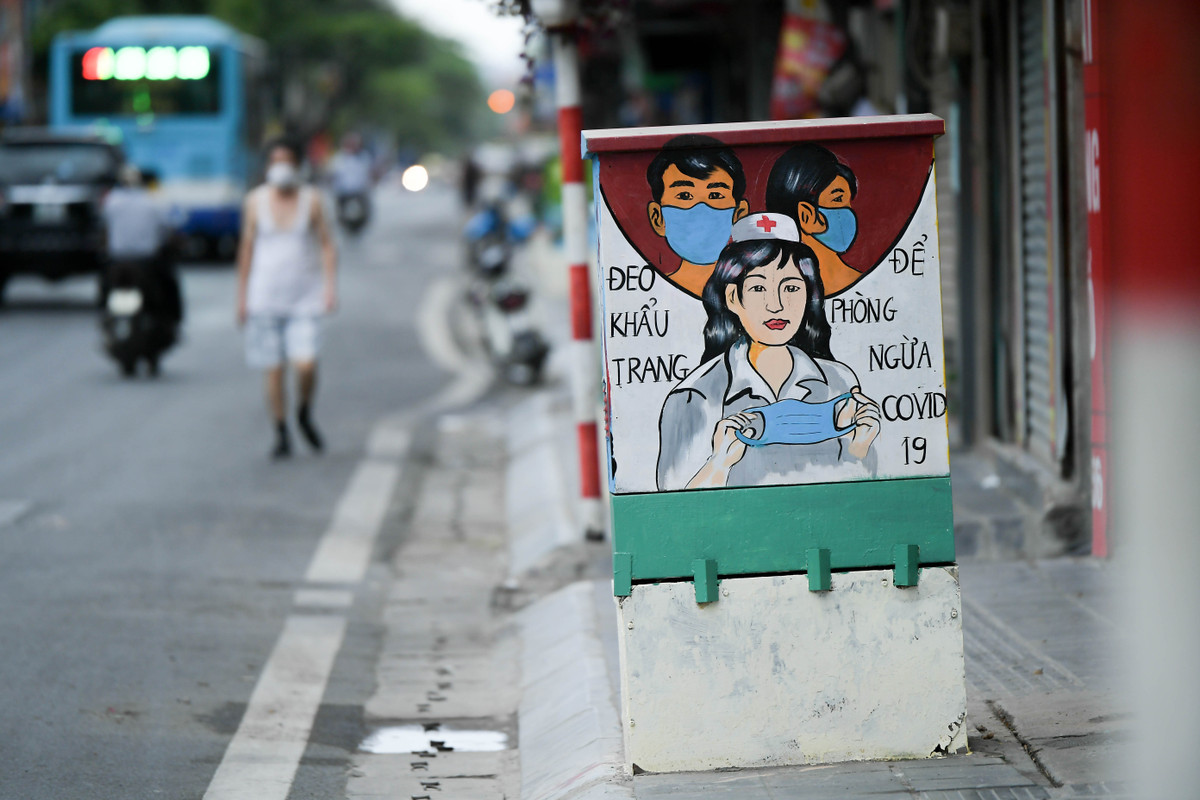 Đặc biệt hơn, những tác phẩm tranh cổ động trên bốt điện này là công trình do hội Cựu chiến binh quận Hai Bà Trưng phối hợp với đoàn thanh niên phường Bách Khoa thực hiện.