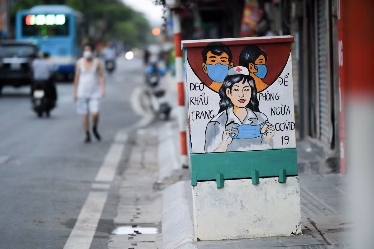 Đặc biệt hơn, những tác phẩm tranh cổ động trên bốt điện này là công trình do hội Cựu chiến binh quận Hai Bà Trưng phối hợp với đoàn thanh niên phường Bách Khoa thực hiện.