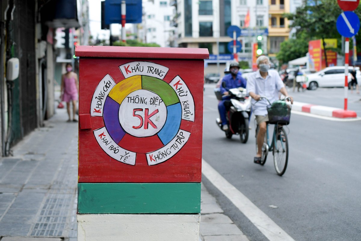 Bên cạnh việc nâng cao ý thức phòng chống dịch bệnh cho người dân, tác phẩm cổ động trên bốt điện này nhằm tránh việc các bốt điện bị dán tờ rơi gây mất mĩ quan.