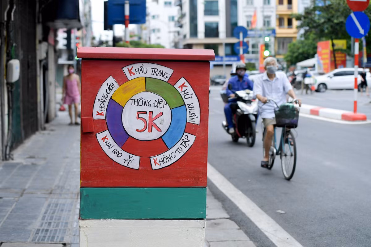 Bên cạnh việc nâng cao ý thức phòng chống dịch bệnh cho người dân, tác phẩm cổ động trên bốt điện này nhằm tránh việc các bốt điện bị dán tờ rơi gây mất mĩ quan.