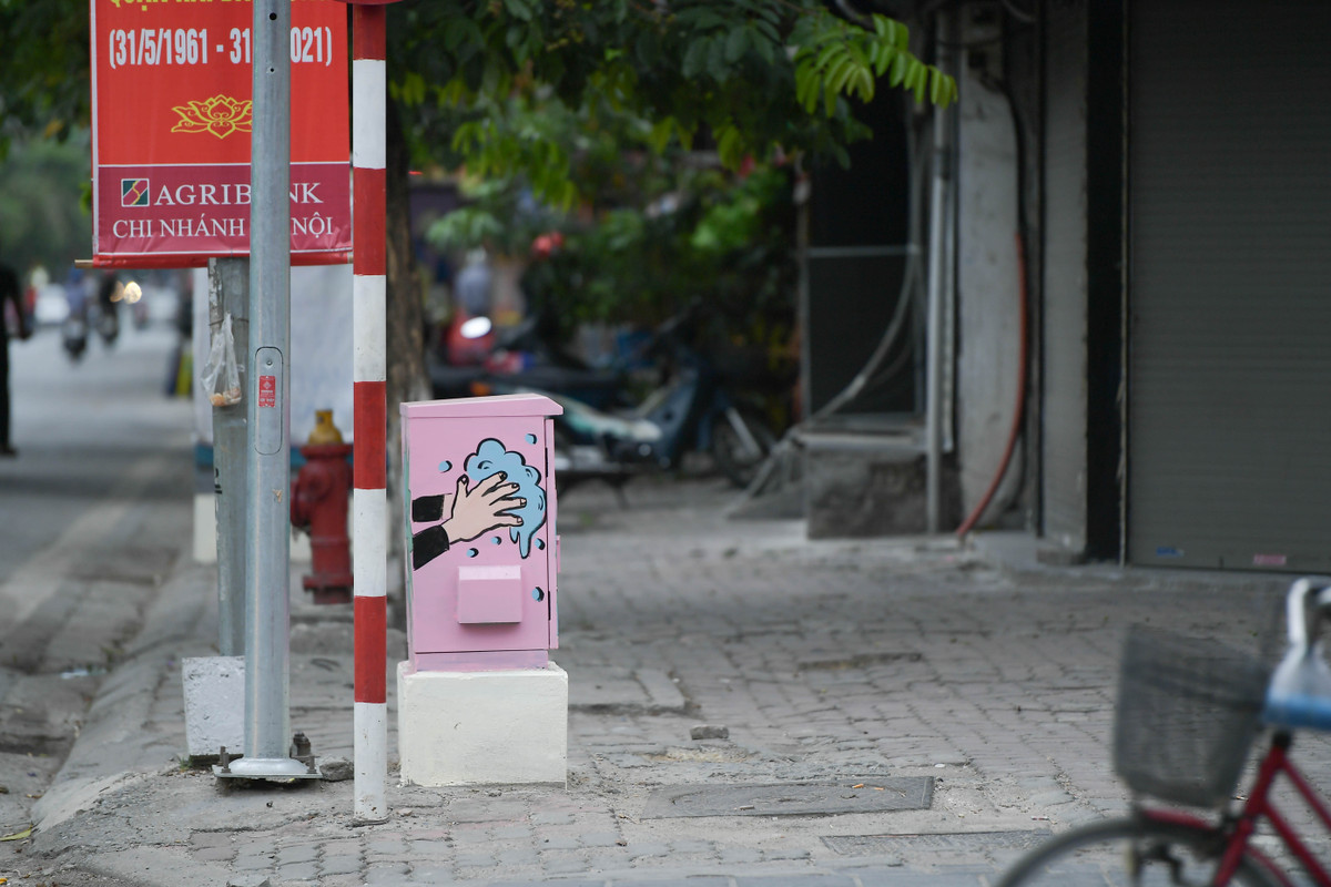 Theo tìm hiểu những bốt điện đặc biệt này nằm trên con phố Bạch Mai - Hà Nội, con phố thường ngày tập nập người qua lại.