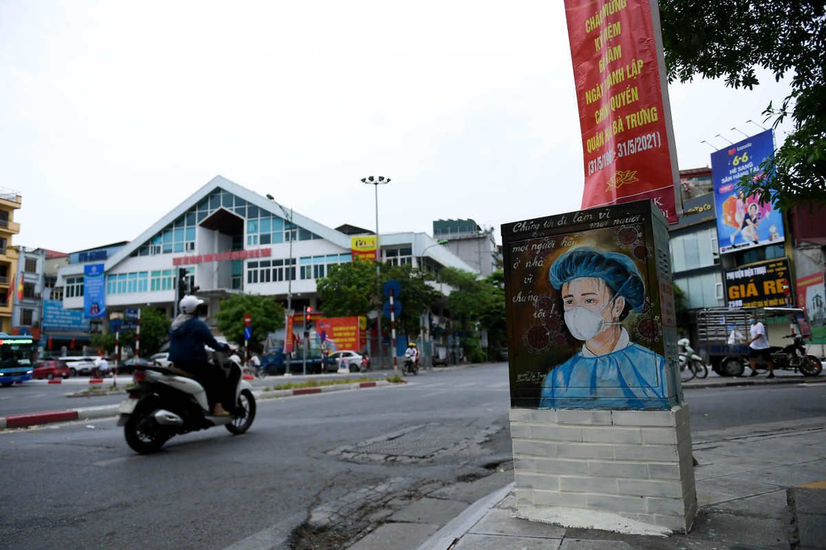 Những ngày qua, hình ảnh đẹp các "chiến sĩ tuyến đầu chống dịch" như nhân viên y tế, chiến sĩ công an hay các tình nguyện viên liên tục được dân mạng chia sẻ rộng rãi trên mạng xã hội.