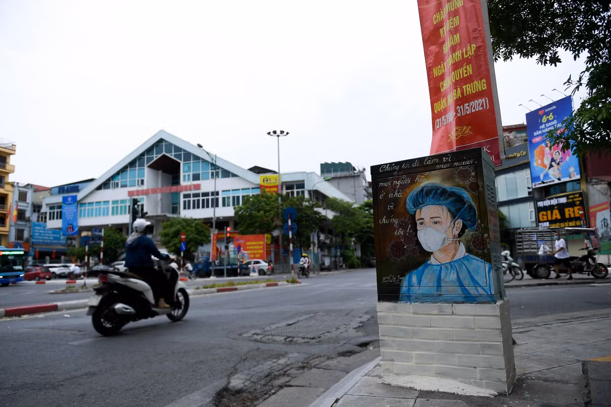 Những ngày qua, hình ảnh đẹp các "chiến sĩ tuyến đầu chống dịch" như nhân viên y tế, chiến sĩ công an hay các tình nguyện viên liên tục được dân mạng chia sẻ rộng rãi trên mạng xã hội.