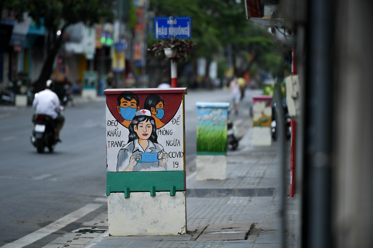 Tác giả của những bức tranh cổ động trên bốt điện này cho biết đó là những lời cảm ơn gửi đến những chiến sĩ áo trắng đang ngày đêm chiến đấu chống lại bệnh dịch tại Việt Nam.