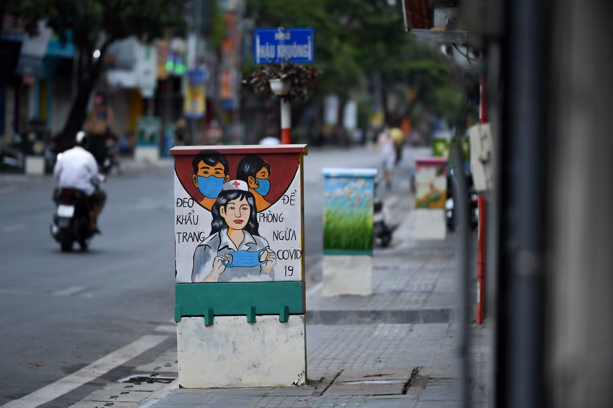 Tác giả của những bức tranh cổ động trên bốt điện này cho biết đó là những lời cảm ơn gửi đến những chiến sĩ áo trắng đang ngày đêm chiến đấu chống lại bệnh dịch tại Việt Nam.