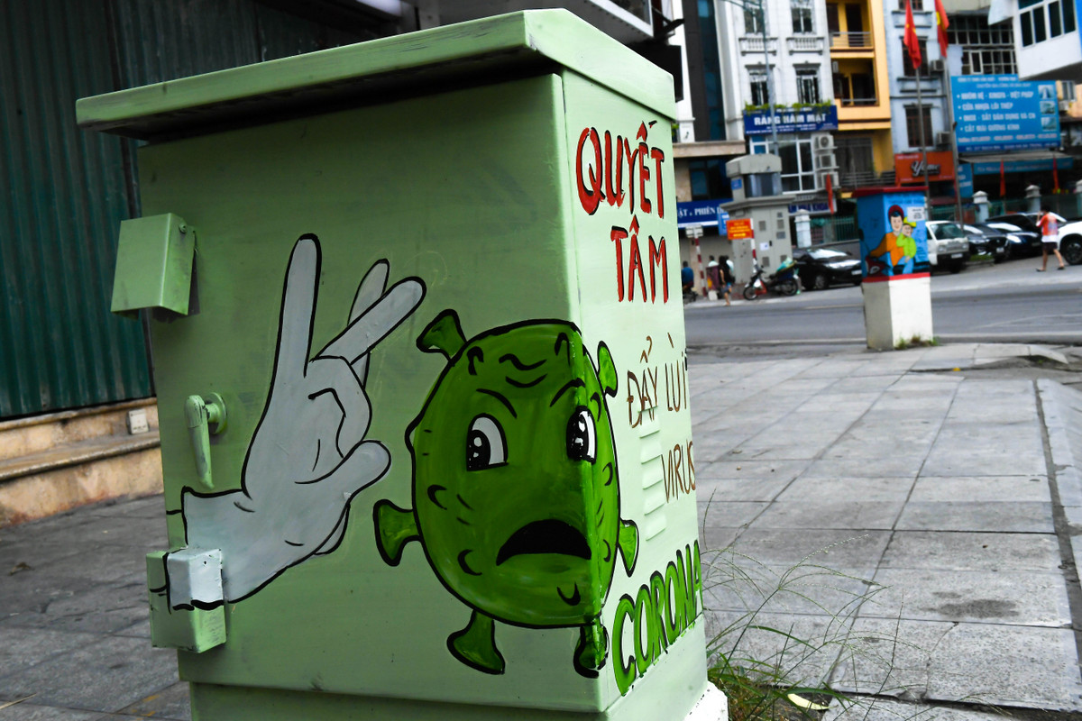 Khẩu hiệu quyết tâm đẩy lùi COVID-19 xuất hiện trên bốt điện tại Hà Nội.