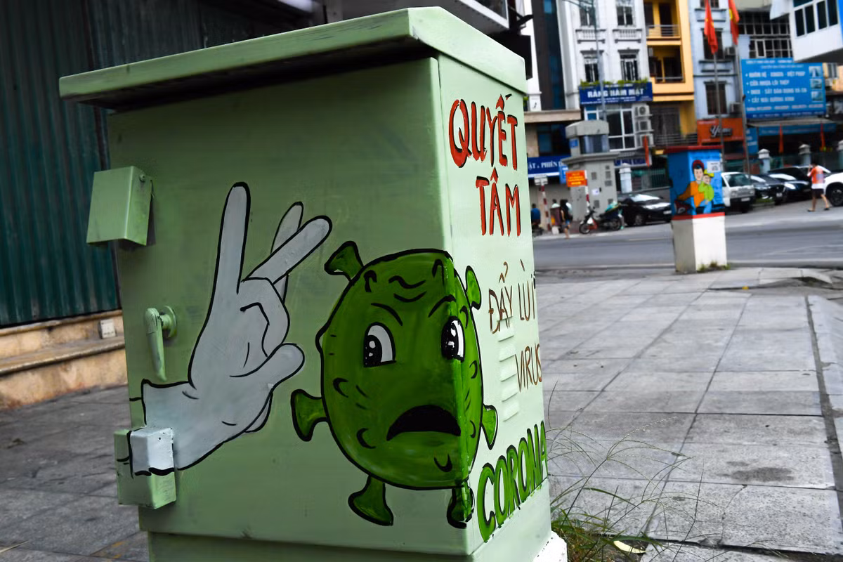 Khẩu hiệu quyết tâm đẩy lùi COVID-19 xuất hiện trên bốt điện tại Hà Nội.