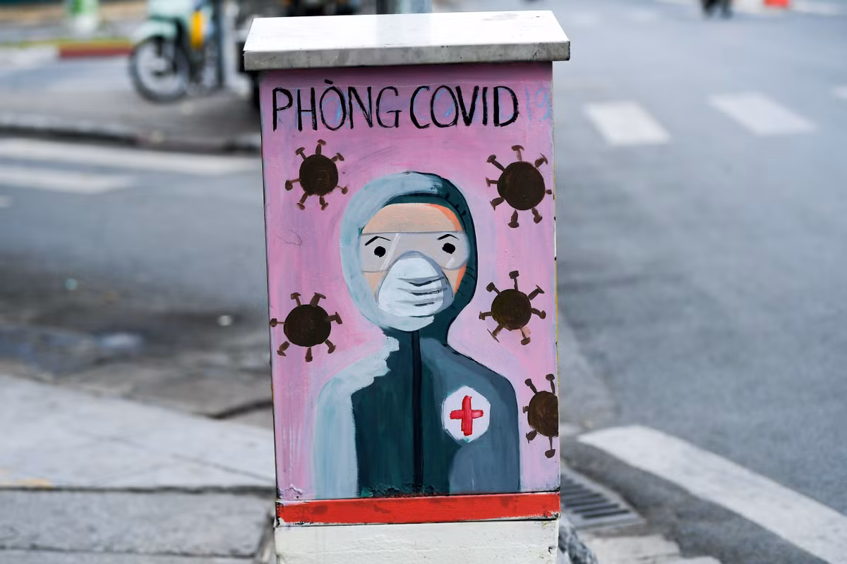 Người dân sinh sống gần ngã tư Bạch Mai cho biết những bốt điện ở đây được vẽ khoảng nửa tháng và những hình ảnh này khiến họ cảm thấy vô cùng thích thú và càng ý thức hơn trong việc phòng chống dịch COVID-19.