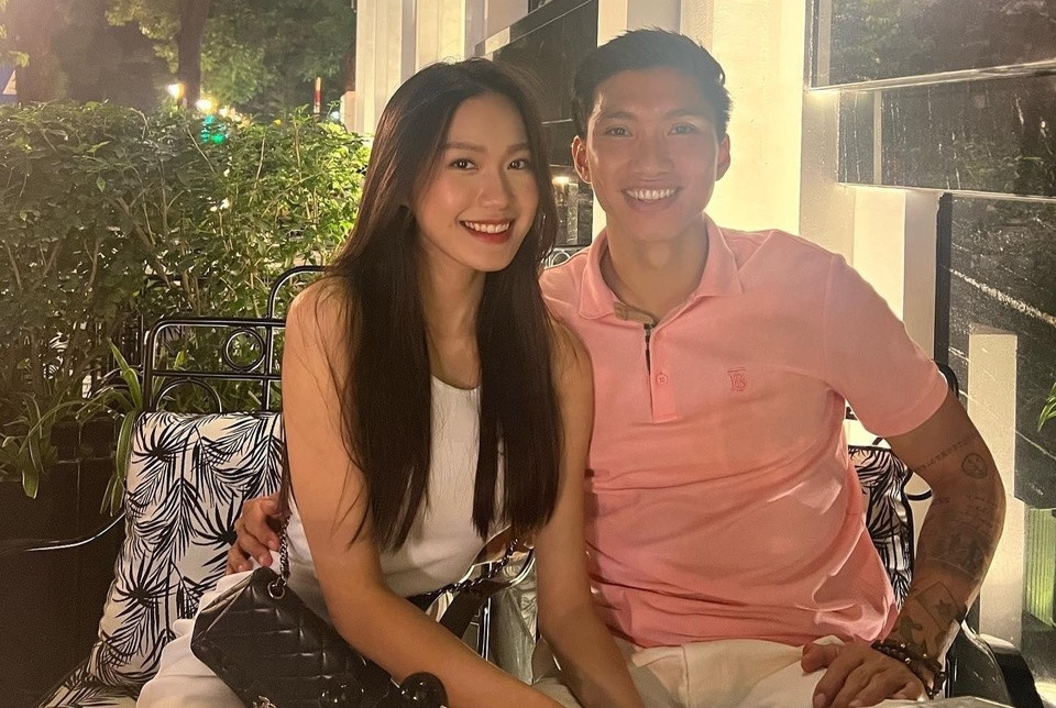 Ở các trận đấu quan trọng của Văn Hậu trong màu áo CLB Hà Nội, Hải My ra sân cổ vũ với gia đình bạn trai.