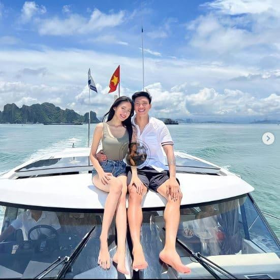 Trong chia sẻ gần đây trên mạng xã hội, Hải My kể về lần gặp gỡ đầu tiên với Văn Hậu. Văn Hậu hỏi cô: “Sao em không trả lời tin nhắn của anh?”. My vui vẻ đáp lại là do bận học. Về phần Văn Hậu, anh cho biết không ai là hoàn hảo, nhưng đã yêu là phải biết chấp nhận điểm xấu của nhau.