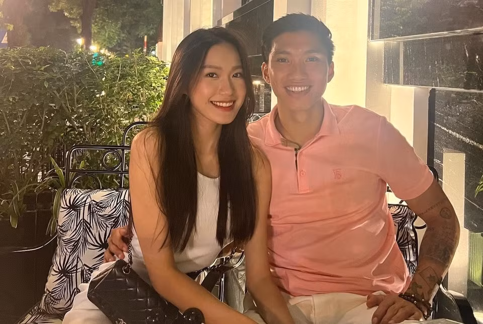 Ở các trận đấu quan trọng của Văn Hậu trong màu áo CLB Hà Nội, Hải My ra sân cổ vũ với gia đình bạn trai.