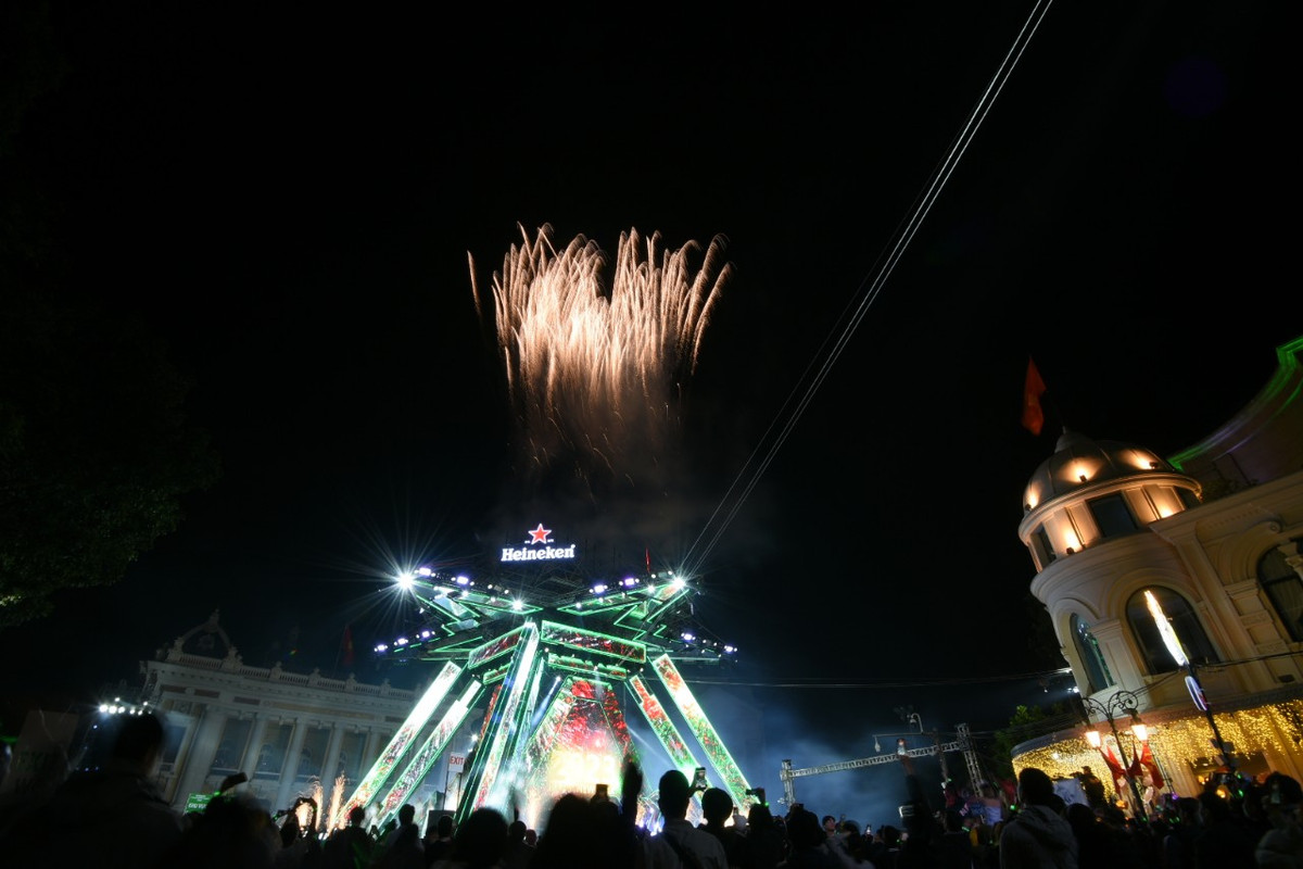 Cùng ngắm nhìn màn pháo hoa chào đón năm mới ở Lễ hội Countdown Hà Nội.