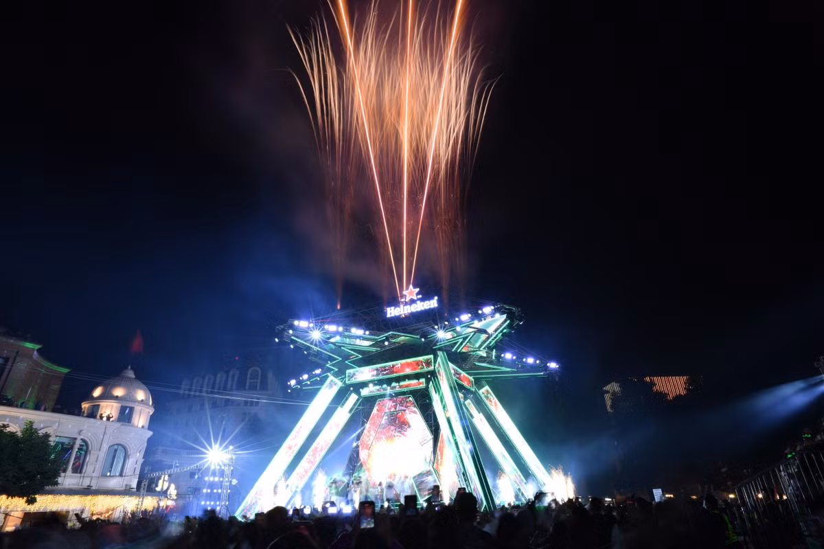 Những lời ước nguyện cho năm mới 2023 được các bạn trẻ nhắm mắt và thì thầm trong thời khác chuyển giao.