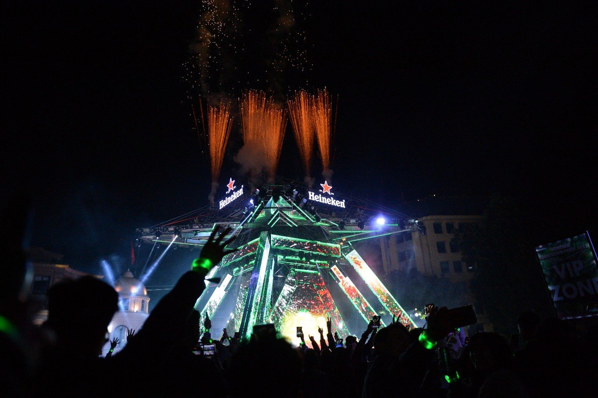 Sau những giây phút sôi động cùng âm nhạc điện tử, người dân Hà Nội cùng nhau đến với khoảnh khắc đón năm mới bằng màn pháo hoa đầy màu sắc.