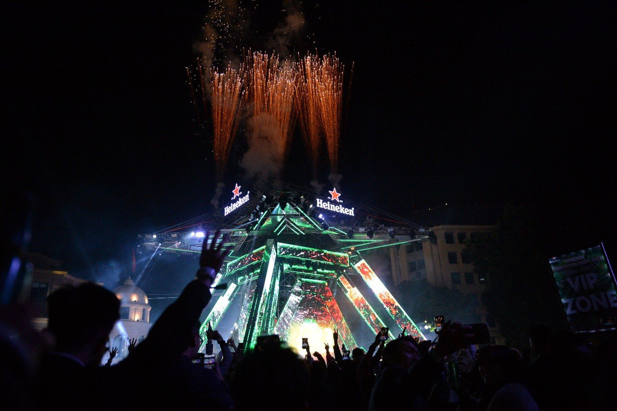 Pháo hoa phụt lên trong sự phấn khích của vô vàn người dân có mặt tại sự kiện.