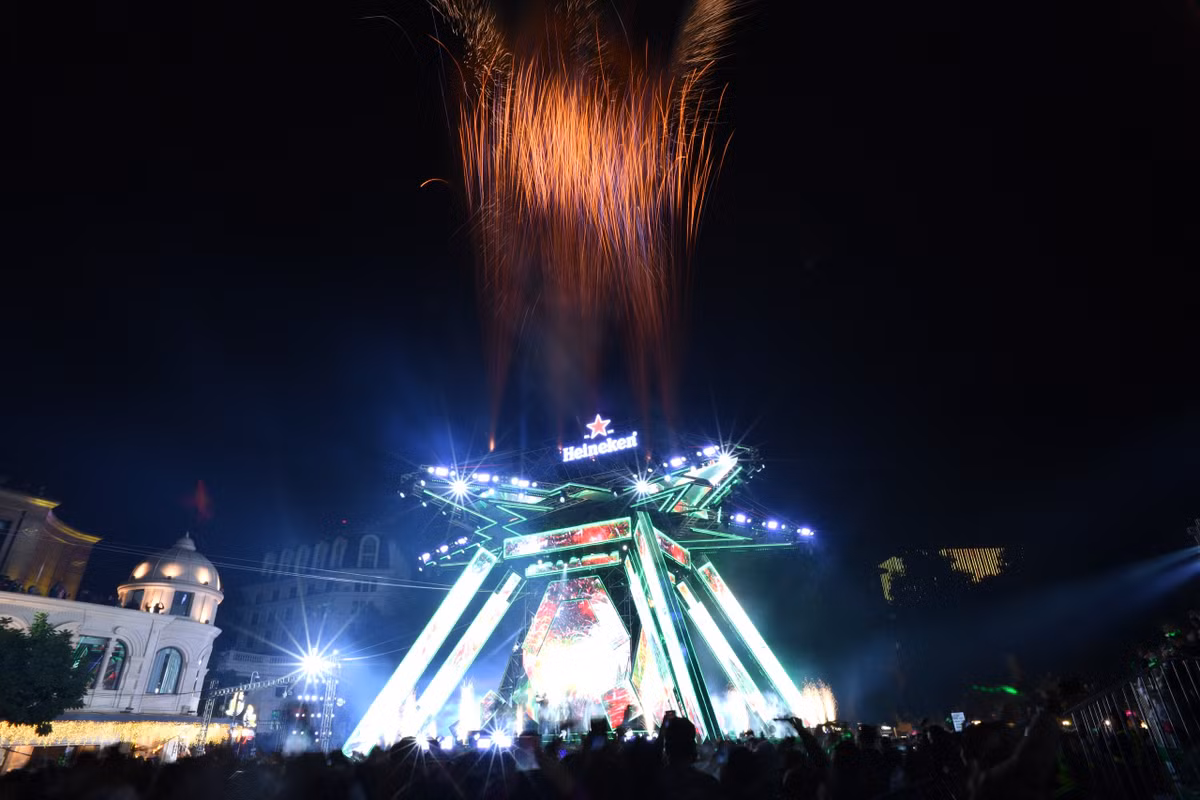 Bỏ qua những khó khăn nhưng vất vả của năm cũ chúng ta cùng nhìn về năm mới với nhiều cơ hội mới và thành công mới.