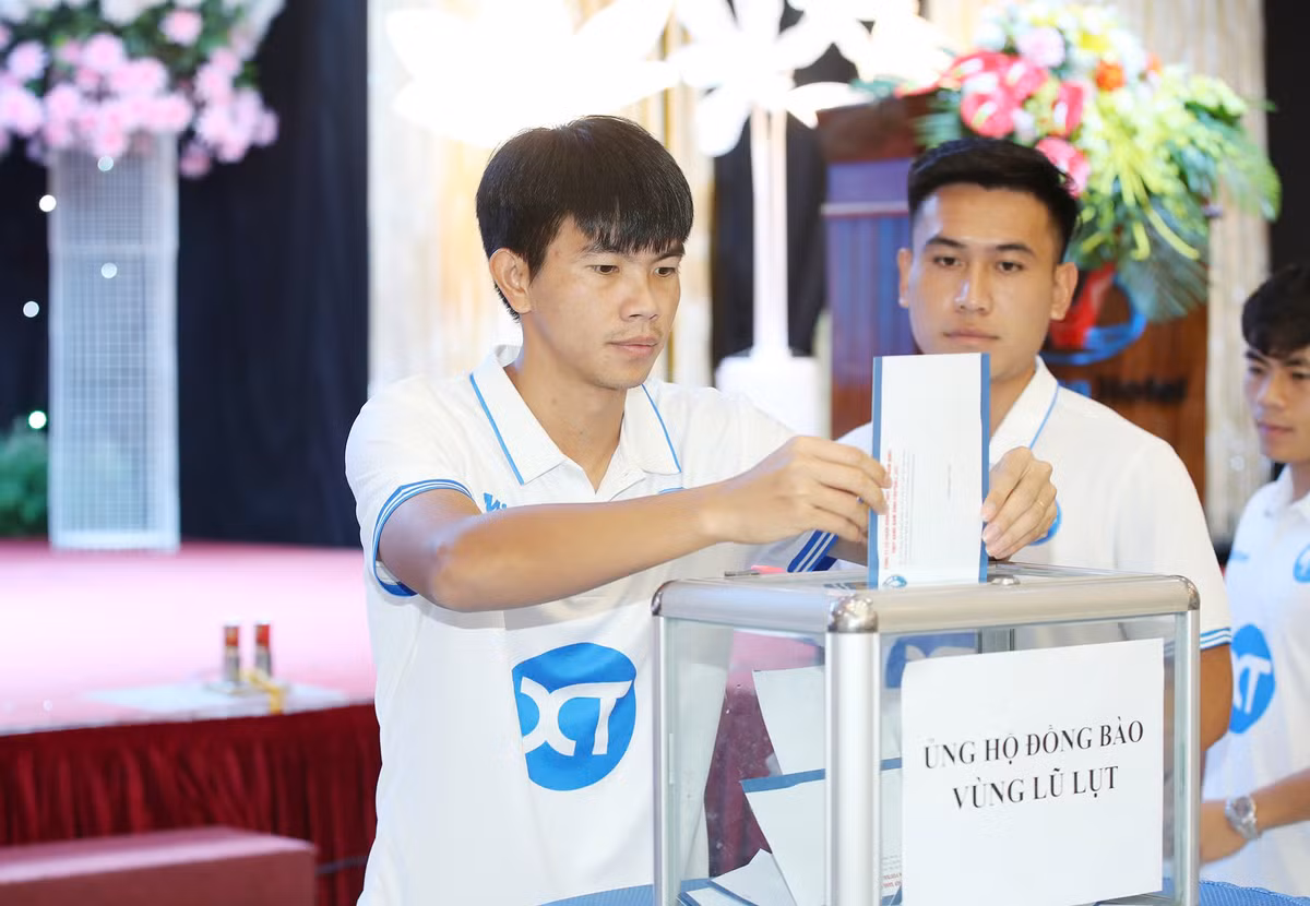 Cầu thủ Văn Toàn, Nguyên Mạnh cùng các đồng đội ủng hộ bà con vùng lũ lụt