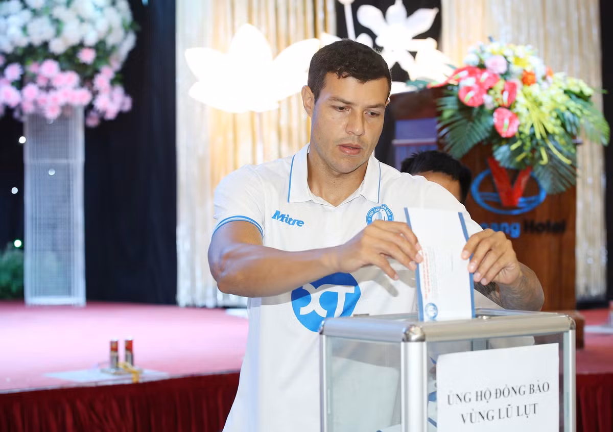 Số tiền ủng hộ trên của những nhà ĐKVĐ V-League và Siêu cúp Quốc gia sẽ được sớm chuyển đến tay đồng bào lũ lụt để góp một phần nhỏ bé vào công cuộc chống lũ và ổn định cuộc sống sau lũ.