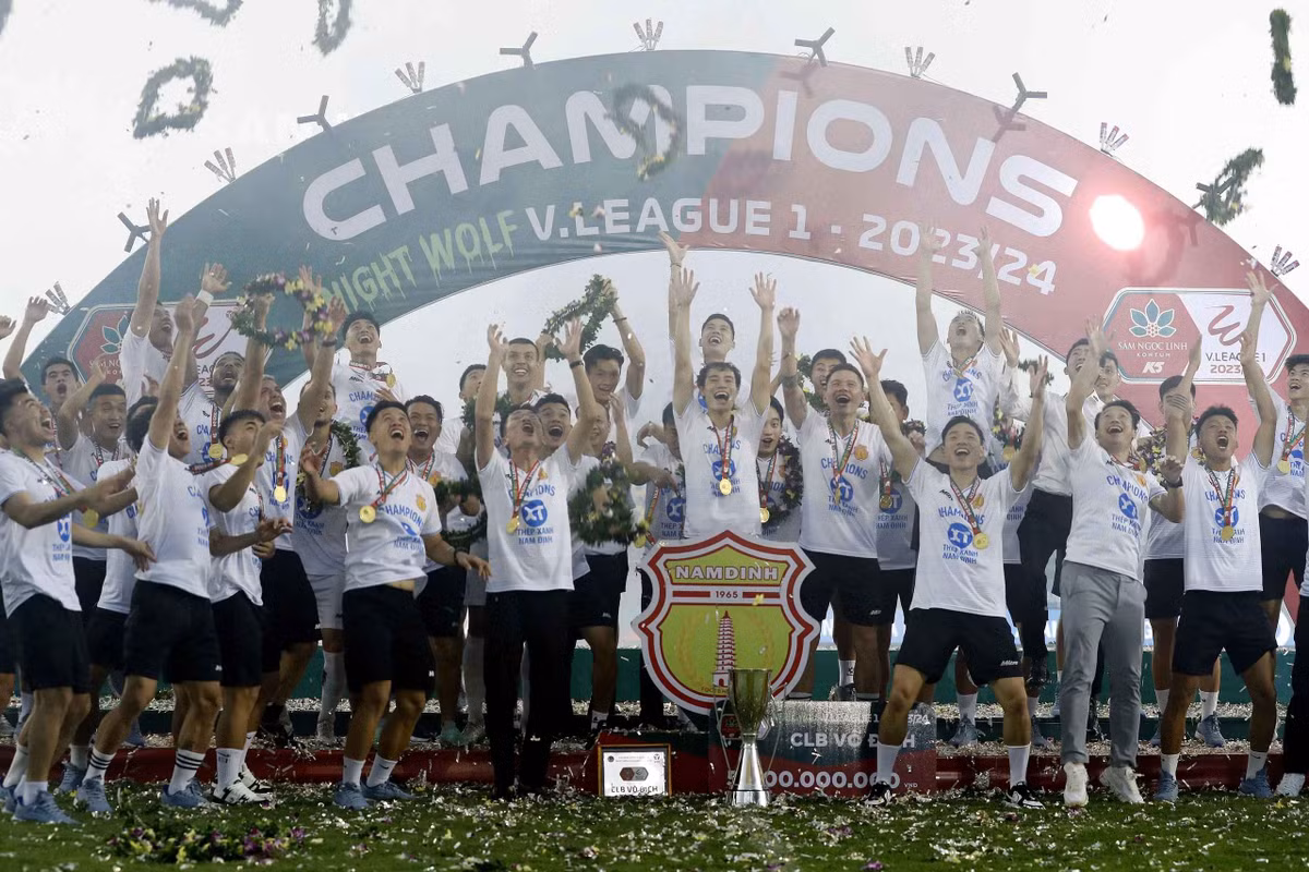 Phát biểu trong lễ xuất quân, ông Nguyễn Quốc Phong - Giám đốc điều hành CLB Thép Xanh Nam Định chia sẻ: "Bước vào mùa giải mới, đội bóng đã xây dựng định hướng, mục tiêu hoạt động với các tiêu chí củng cố nội lực của đội bóng...