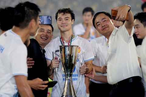 Tại buổi lễ, HLV Vũ Hồng Việt cho biết: "CLB Thép Xanh Nam Định không bao giờ ngủ quên trên chiến thắng. Đội đã sớm bắt tay vào chuẩn bị cho mùa giải 2024/2025...