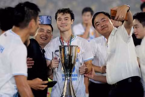 Tại buổi lễ, HLV Vũ Hồng Việt cho biết: "CLB Thép Xanh Nam Định không bao giờ ngủ quên trên chiến thắng. Đội đã sớm bắt tay vào chuẩn bị cho mùa giải 2024/2025...