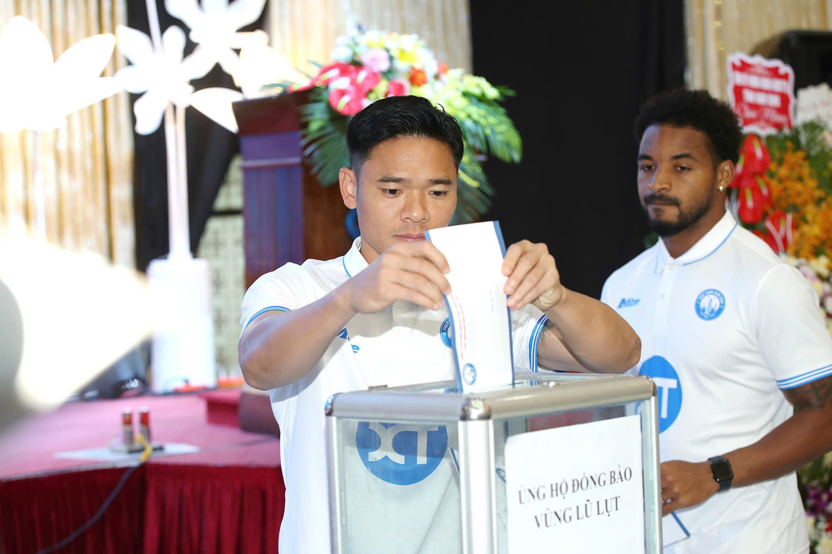 Đây là hành động có ý nghĩa, thể hiện tinh thần tương thân tương ái của dàn sao của CLB Thép Xanh Nam Định với đồng bào bị ảnh hưởng thiên tai, lũ lụt.