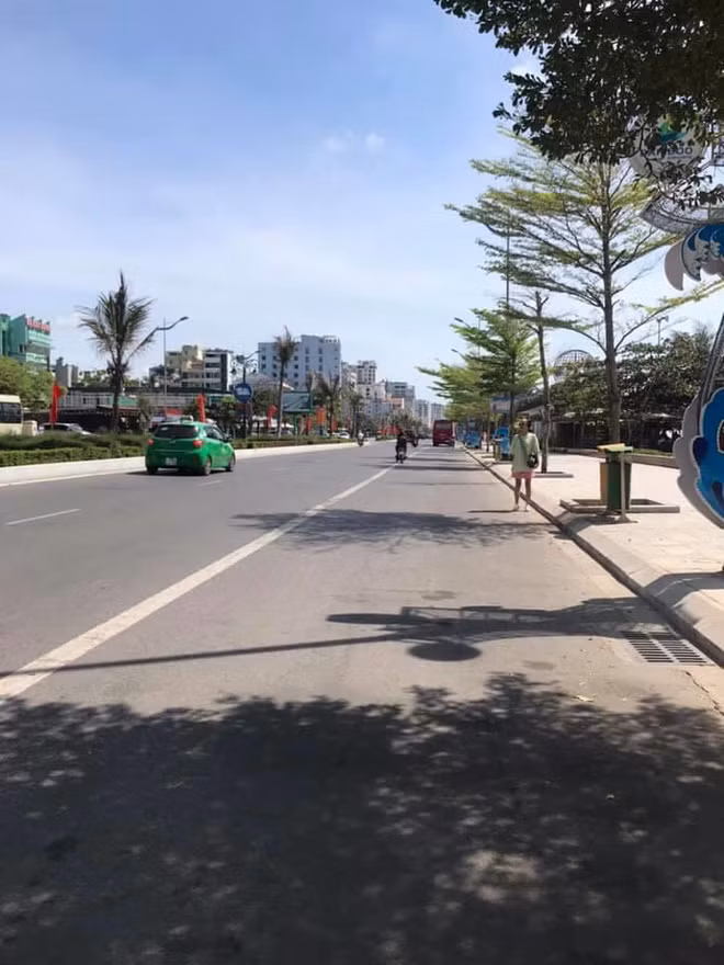 Đi đến đâu, Vân Thu cũng nhờ bạn trai chụp vài tấm ảnh. Thế nhưng sau đó, Vân Thu phải "toát mồ hôi" khi xem sản phẩm cuối cùng.