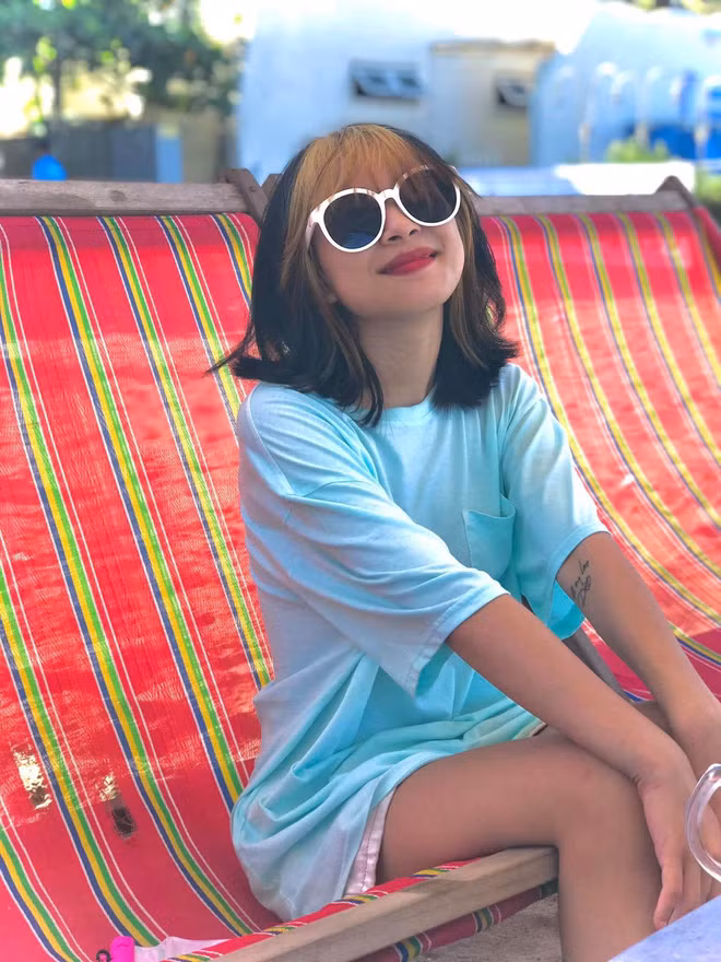 Cụ thể, cô gái gốc Thanh Hóa chia sẻ: "Đúng là hồi mới quen bạn ý chụp ảnh cho em như... ảnh truy nã ấy. Nhưng sau thời gian em huấn luyện dần dần thì bây giờ lên tay nhiều rồi...