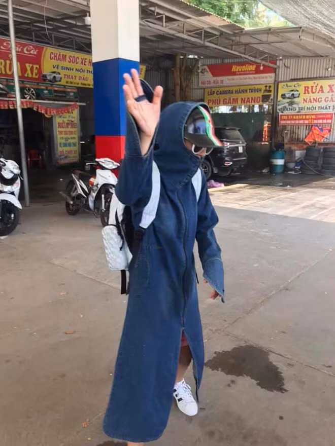 Được biết, trong chuyến đi lần này, khi tắm biển, dạo chơi cùng nhau, Vân Thu không quên tạo dáng chụp ảnh check-in để lưu giữ khoảnh khắc vui vẻ của mình.