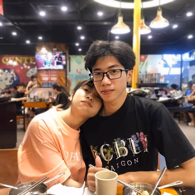 Loạt ảnh ở biển là do sóng to quá đứng không vững thôi và vẫn may là có vài tấm đẹp cứu lại. Hôm đó đi chơi về xem lại ảnh em không biết làm gì khác ngoài ăn thật nhiều vào, cho đỡ tức ấy mà!" Vân Thu cho hay.