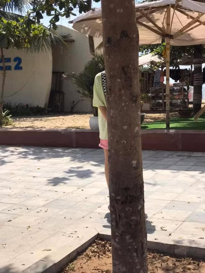 Trong máy của Vân Thu loạt ảnh "khó đỡ". Tấm thì nhoè mờ, mất nét, tấm thì tìm mỏi mắt vẫn không ra nhân vật chính. Có tấm nhìn rõ cô nàng nhưng lại là biểu cảm xấu xí, hài hước.