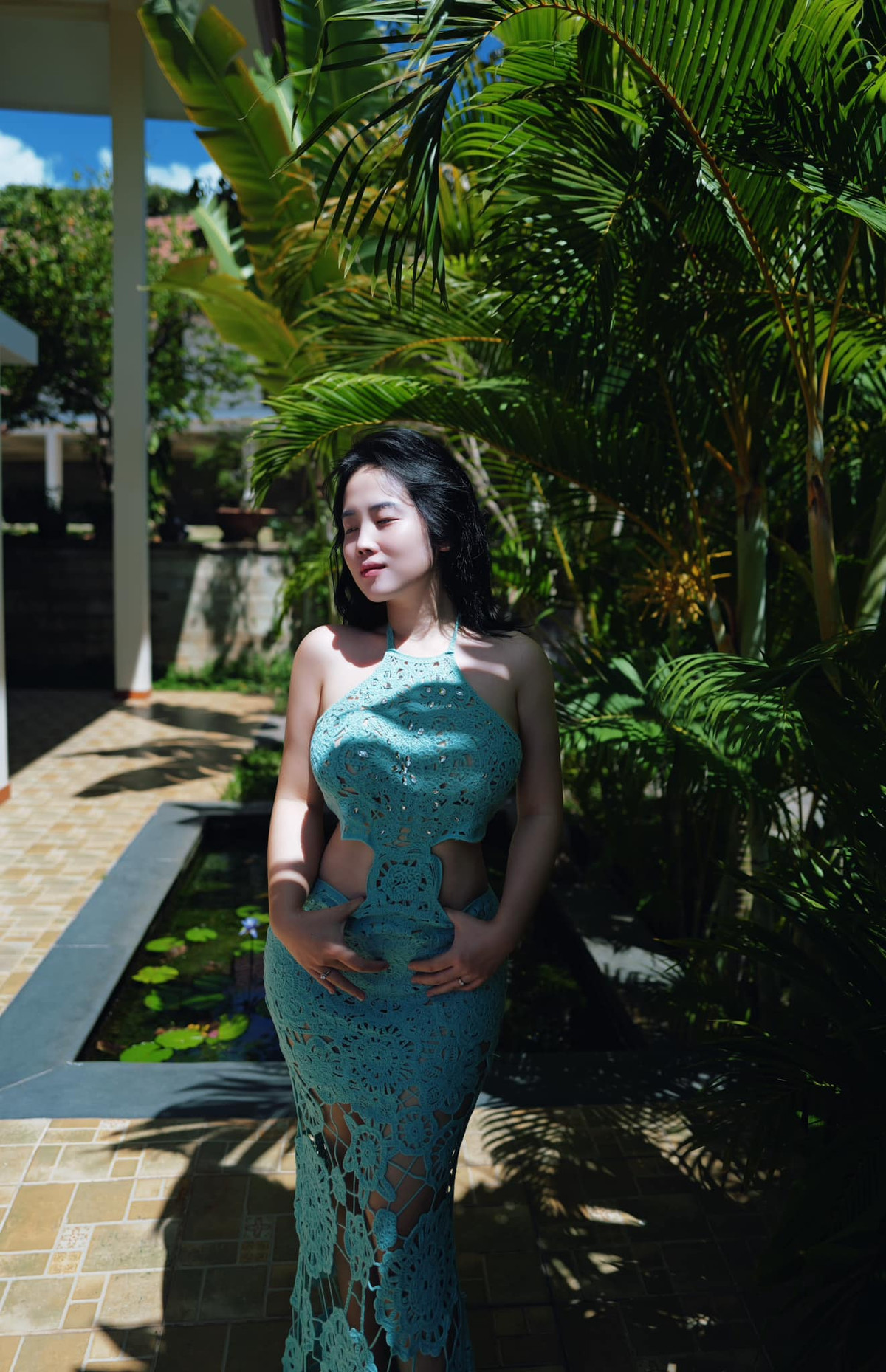 Mới đây, Hồng Trân Naiverosie lại khiến cộng đồng mạng không khỏi bàn tán khi đăng tải ảnh khoe dáng nóng bỏng đính kèm là cảnh báo của cô nàng rằng, nếu fan nhìn kỹ, họ có thể phát hiện được những bức ảnh đã qua chỉnh sửa bằng Photoshop.