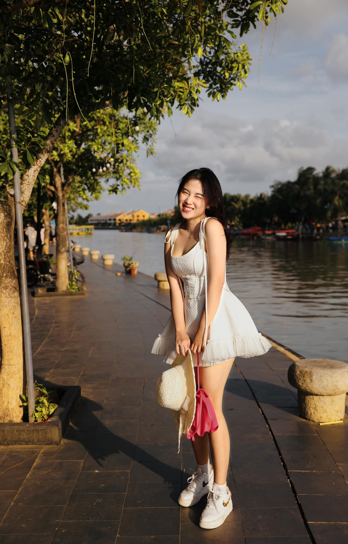 Hồng Trân Naiverosie cho thấy bản thân không cố gắng tạo ra một hình ảnh giả tạo mà thay vào đó, thông qua sự hài hước, cô nàng muốn ngầm khẳng định rằng những bức ảnh lung linh trên mạng xã hội không phải lúc nào cũng đúng thực tế.