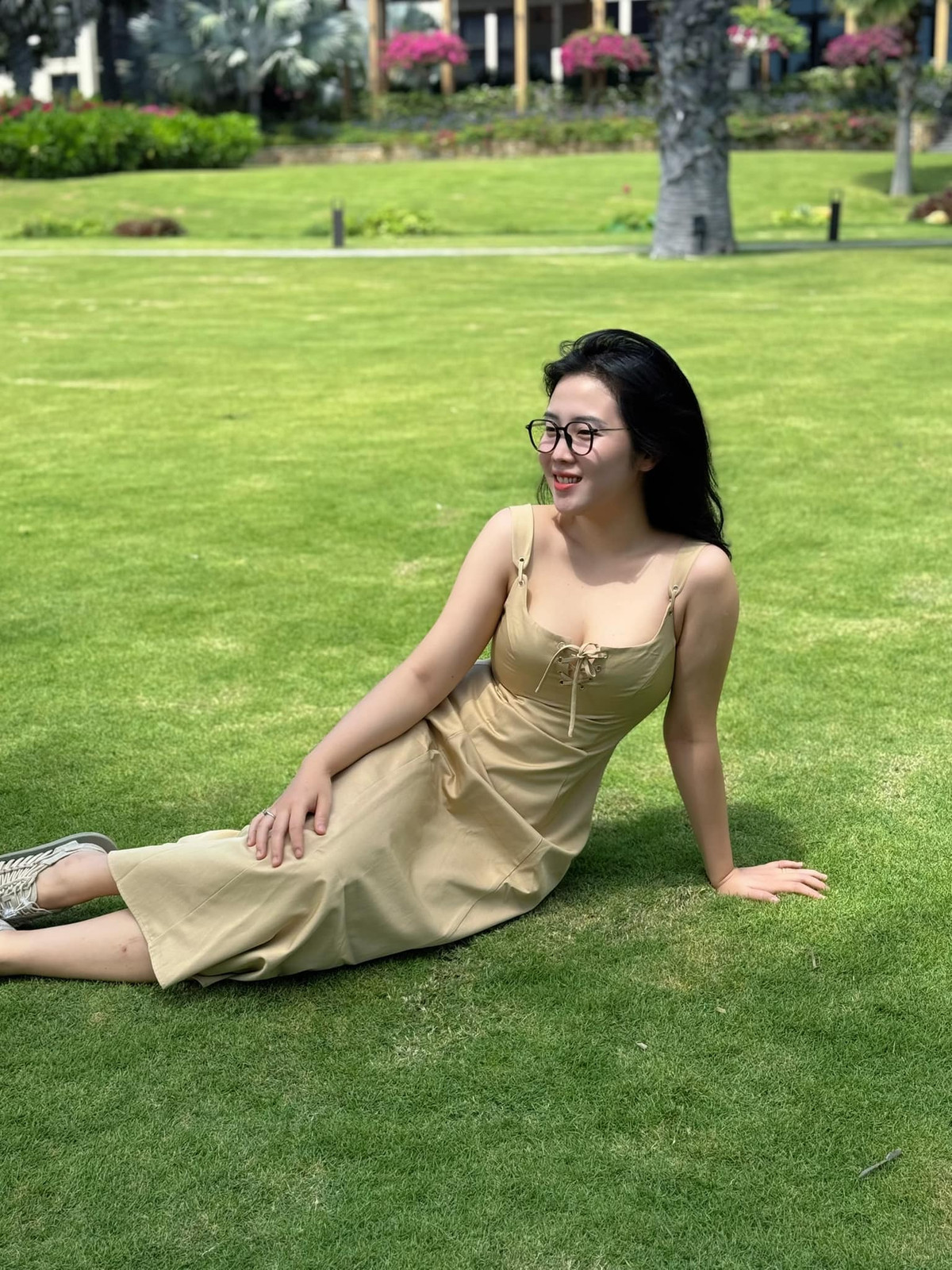 Dường như Hồng Trân Naiverosie không ngại chia sẻ về việc sử dụng Photoshop mà còn tự thú nhận một cách hài hước với fan. Điều này là một bước đi lạ lẫm. Bởi mặc dù việc chỉnh sửa ảnh là điều mà rất nhiều người làm, nhưng không phải ai cũng dám thừa nhận điều này.