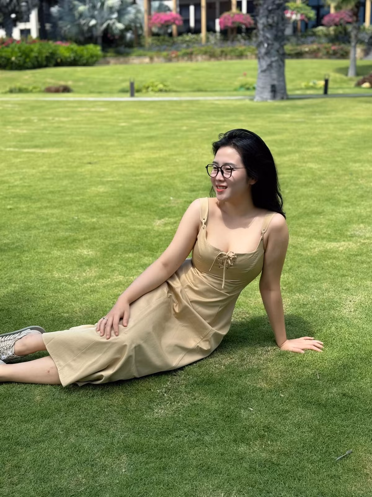 Dường như Hồng Trân Naiverosie không ngại chia sẻ về việc sử dụng Photoshop mà còn tự thú nhận một cách hài hước với fan. Điều này là một bước đi lạ lẫm. Bởi mặc dù việc chỉnh sửa ảnh là điều mà rất nhiều người làm, nhưng không phải ai cũng dám thừa nhận điều này.