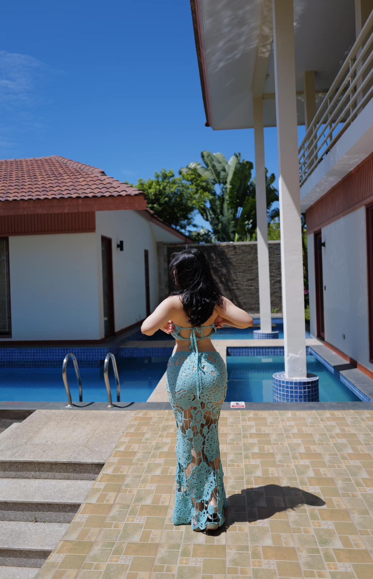 Theo đó, bức ảnh diện váy ôm sát cơ thể, Hồng Trân Naiverosie khiến mọi người không thể không chú ý và dành lời khen ngợi cho sự quyến rũ, hấp dẫn