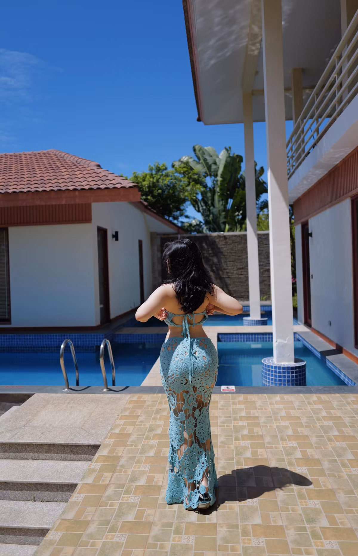 Theo đó, bức ảnh diện váy ôm sát cơ thể, Hồng Trân Naiverosie khiến mọi người không thể không chú ý và dành lời khen ngợi cho sự quyến rũ, hấp dẫn