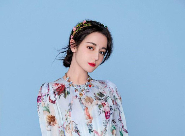 Chưa dừng lại, nhiều fan của Địch Lệ Nhiệt Ba còn cho biết họ cảm thấy thương thay cho thần tượng của mình khi nhân vật của cô bị chửi mắng thậm tệ vì bị cho là hành động nhằm nổi tiếng, câu view, like.