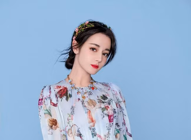 Chưa dừng lại, nhiều fan của Địch Lệ Nhiệt Ba còn cho biết họ cảm thấy thương thay cho thần tượng của mình khi nhân vật của cô bị chửi mắng thậm tệ vì bị cho là hành động nhằm nổi tiếng, câu view, like.