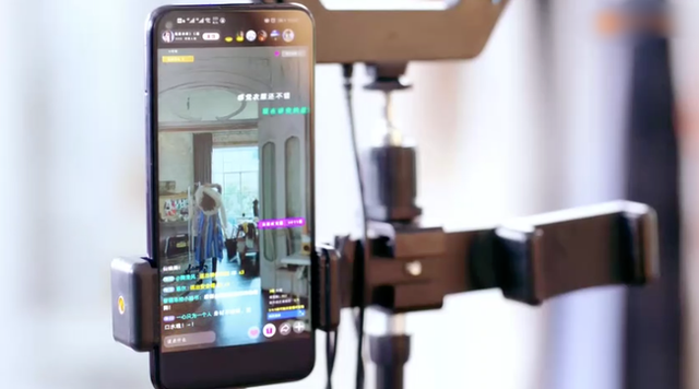 Nhưng mới đây, nữ diễn viên Địch Lệ Nhiệt Ba lại tiếp tục trở thành tâm điểm tranh cãi khi Mỹ nữ Tân Cương hồn nhiên thay đồ ngay trên sóng livestream.