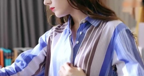 Cụ thể, trong bộ phim mà Địch Lệ Nhiệt Ba thủ vai chính, cô nàng đã có phân cảnh hớ hênh khi cởi đồ thay áo ngay trong lúc điện thoại vẫn đang phát livestream.