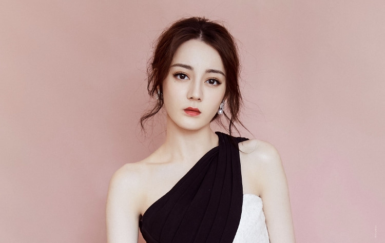 Fan của Địch Lệ Nhiệt Ba không ít lần lên tiếng bảo vệ thần tượng của mình, trong khi cũng có không ít ý kiến cho rằng nếu bỏ đi lớp trang điểm, filter chỉnh ảnh thì mỹ nữ Tân Cương cũng chỉ sở hữu nhan sắc bình thường.