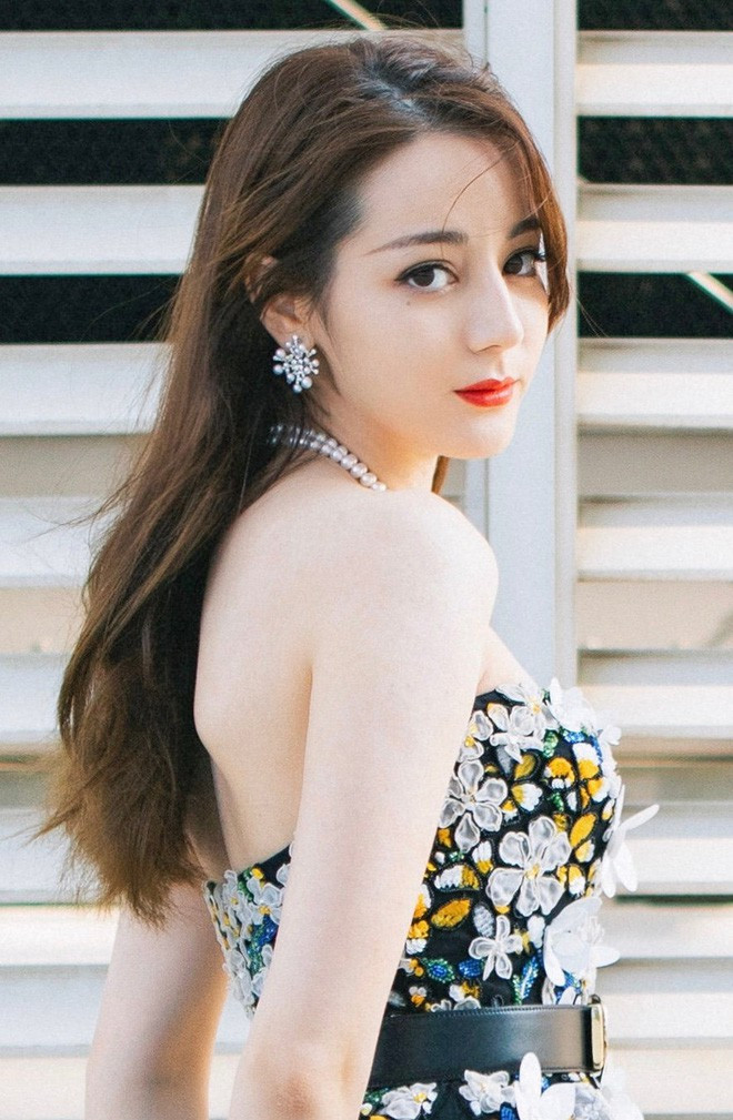 Tuy nhiên, bỏ qua mọi thứ nhiều dân tình không thể phủ nhận được nhan sắc mà Mỹ nữ Tân Cương đang sở hữu.