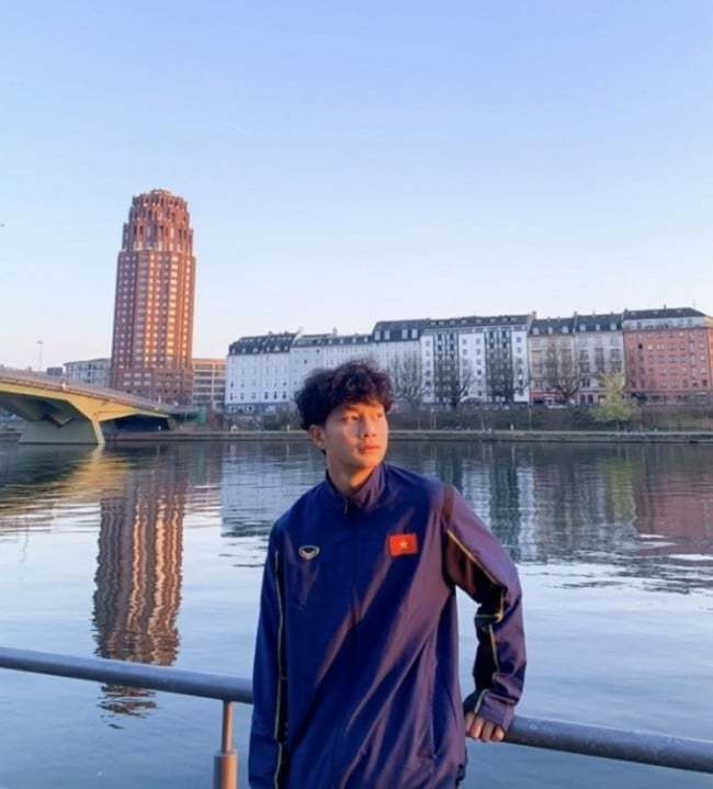 Mặc dù làm việc trong môi trường thể thao, thường xuyên phải tập luyện ngoài trời nhưng Cao Văn Bình vẫn sở hữu vẻ ngoài cực kỳ thư sinh. Đặc biệt là sống mũi cao cùng đôi mắt sâu khiến chàng trai sinh năm 2005 được nhiều người xuýt xoa khen ngợi.