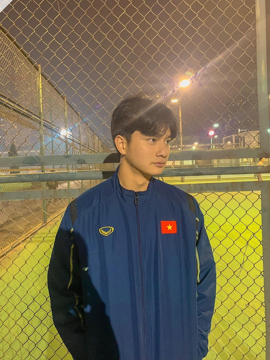 Cao Văn Bình sinh năm 2005 tại Diễn Thành, Diễn Châu, Nghệ An. Sở hữu chiều cao ấn tượng 1m83 cùng gương mặt đúng chuẩn soái ca, anh chàng được mệnh danh là “nam thần sân cỏ” của đội tuyển U20 Việt Nam.