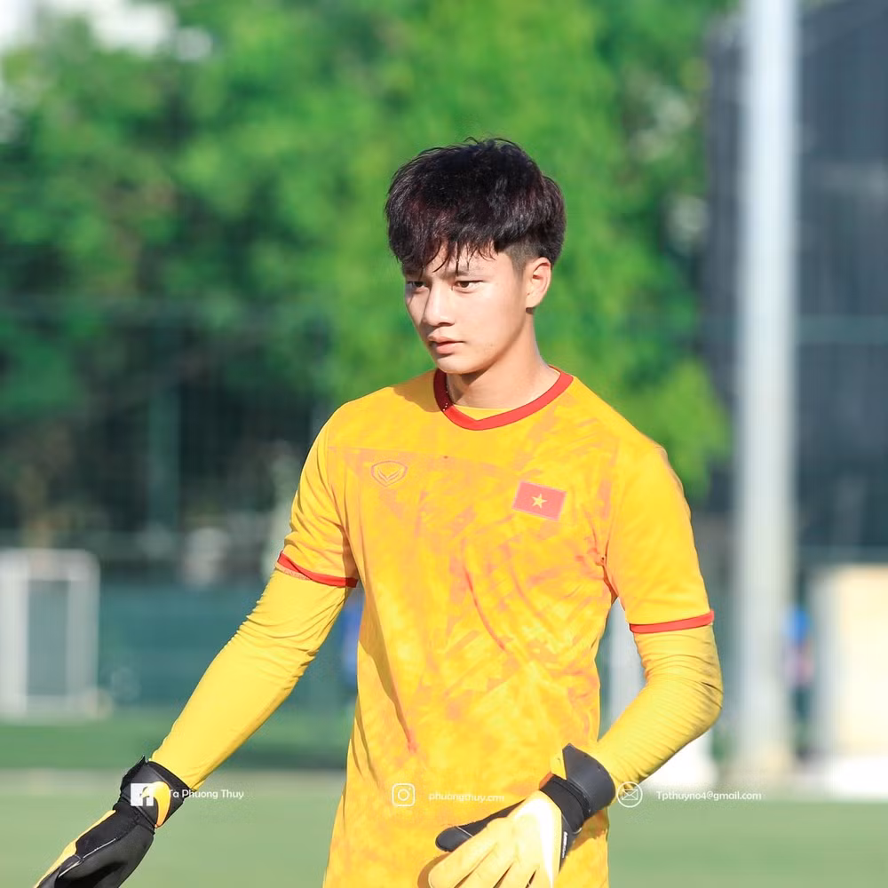 Năm 2020, Cao Văn Bình cũng góp phần giúp đội nhà giành hạng ba chung cuộc tại giải U15 Quốc gia. Nhận thấy tiềm năng xuất sắc của chàng thủ môn trẻ, HLV Hoàng Anh Tuấn đã tin tưởng trao cho “nam thần sân cỏ” cơ hội đi tập huấn tại Đức.