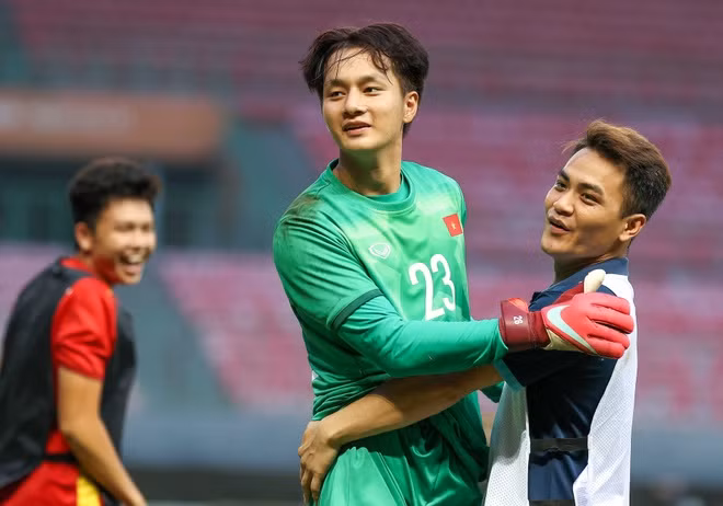 “Em chưa từng nghĩ mình là hot boy, em nghĩ mình chỉ bình thường thôi.” - chàng thủ môn trẻ chia sẻ với Tiền Phong.