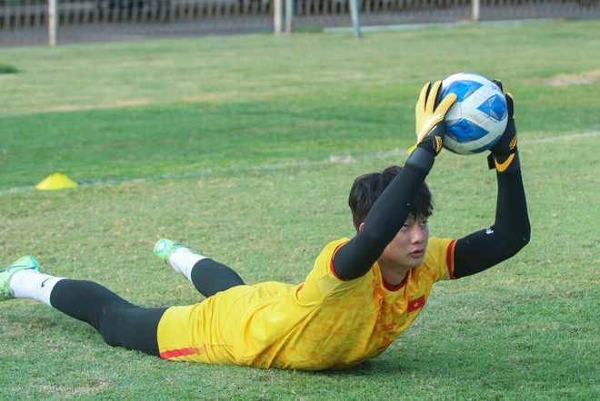 Thậm chí, đã có lúc Cao Văn Bình mất niềm tin vào bản thân và có ý định từ bỏ niềm đam mê sân cỏ. Nhưng nhờ sự động viên và hướng dẫn tận tình của các HLV, chàng trai xứ Nghệ đã nhanh chóng sốc lại tinh thần.