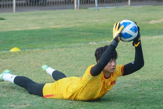 Thậm chí, đã có lúc Cao Văn Bình mất niềm tin vào bản thân và có ý định từ bỏ niềm đam mê sân cỏ. Nhưng nhờ sự động viên và hướng dẫn tận tình của các HLV, chàng trai xứ Nghệ đã nhanh chóng sốc lại tinh thần.